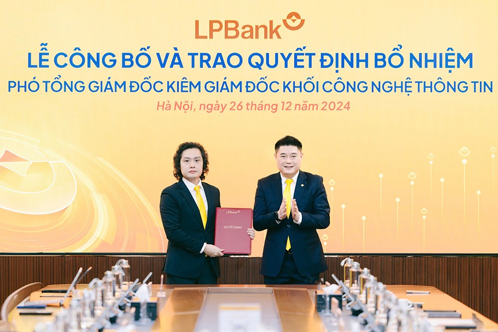 Ông Nguyễn Đức Thụy – Chủ tịch HĐQT LPBank trao quyết định bổ nhiệm cho ông Lưu Danh Đức