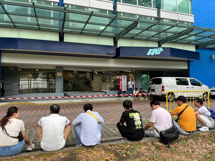 CĐV Việt Nam có mặt ở
trụ sở LĐBĐ Singapore để săn vé nhưng phải thất vọng