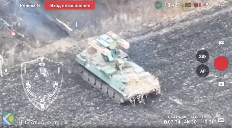 UAV trinh sát Nga phát hiện mục tiêu là hệ thống phòng không tầm ngắn Strela-10 của Ukraine. Ảnh chụp từ video.
