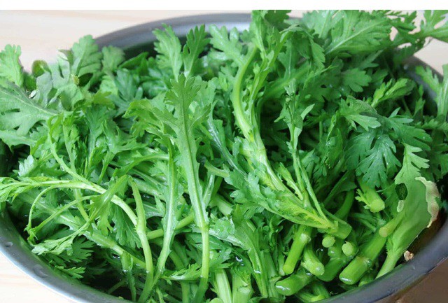 Rau cải cúc giúp bổ phổi, ngừa ho ngày đông, chế biến cách này rất ngon, trẻ con ăn lia lịa - 1