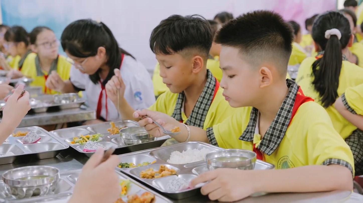 Học sinh tiểu học trên cả nước thưởng thức bữa trưa cân bằng dinh dưỡng từ Dự án Bữa ăn học đường.