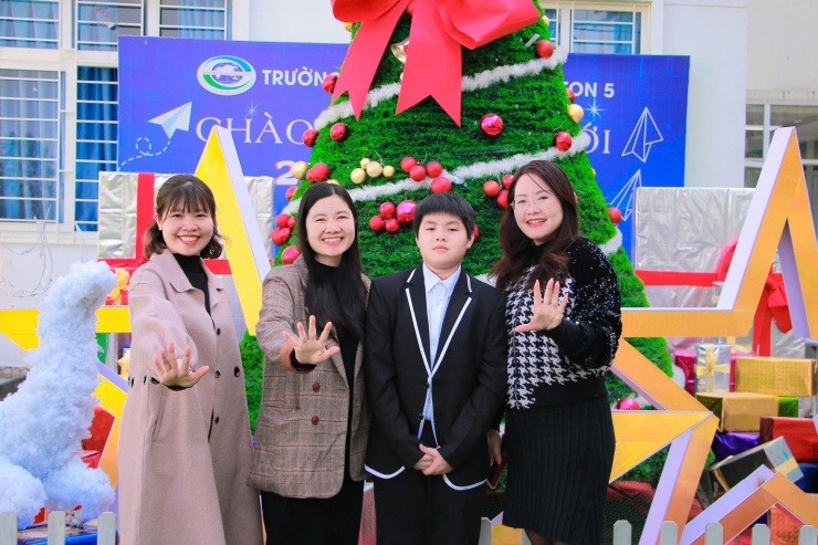 Hải Nam cùng Hiệu trưởng Lê Thị Thanh Nhàn (bìa phải) và các giáo viên của Trường Tiểu học - THCS Newton 5.
