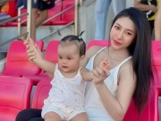 Bạn trẻ - Cuộc sống - Bà xã thủ môn ĐT Việt Nam khoe sắc vóc "gái 1 con"
