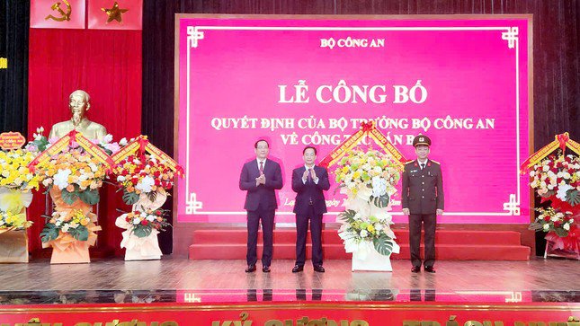 Lãnh đạo tỉnh Lạng Sơn tặng hoa chúc mừng Đại tá Vũ Như Hà đảm nhiệm chức vụ Giám đốc Công an tỉnh Bà Rịa- Vũng Tàu. (ảnh: Duy Chiến)