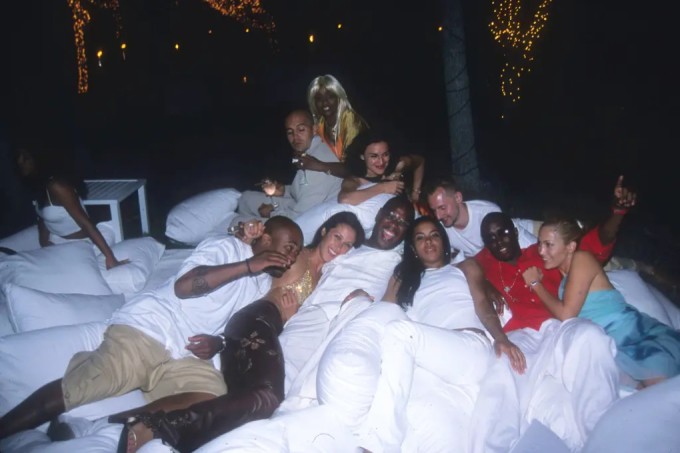 Jennifer Lopez và Diddy (phải) bên các vị khách trong tiệc của rapper. Ảnh: PatrickMcMullan