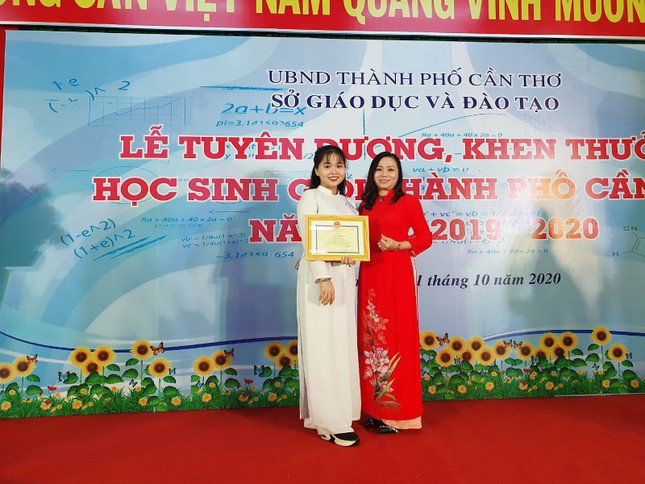 Hải Trân nhận bằng tuyên dương của Sở GD&ĐT thành phố Cần Thơ sau khi xuất sắc đạt thành tích giải nhì học sinh giỏi môn Sinh học.