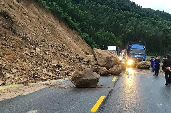 Đá rơi xuống chân đèo An Khê qua xã Tây Giang, huyện Tây Sơn. Ảnh: Tài xế cung cấp