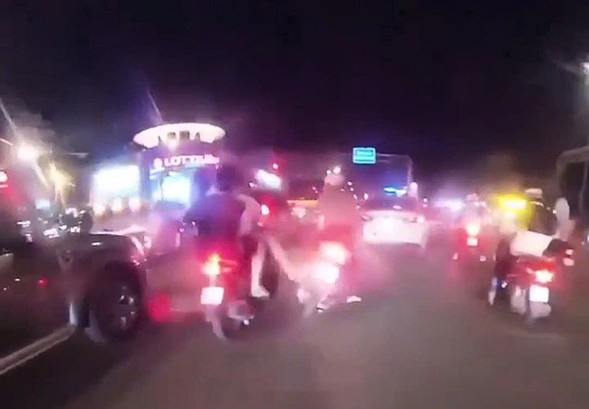 Hình ảnh người đàn ông đạp ngã xe máy được ghi lại.