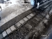 Tin tức trong ngày - Video thanh niên đứng trên đường ray nói chuyện điện thoại bị tàu hỏa đâm trúng