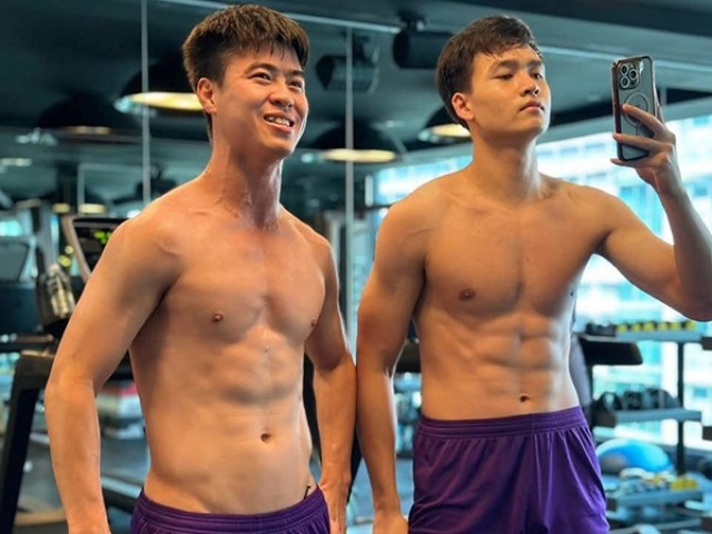 Duy Mạnh và đồng đội 'đọ' bụng 6 múi