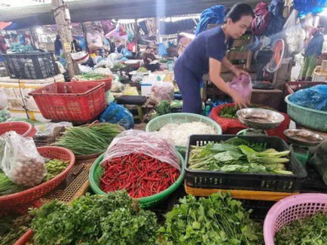 Đà Nẵng: Rau xanh tăng giá vùn vụt, cả người dân và hàng quán đều 'khóc ròng'