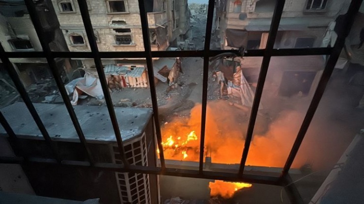 Đám cháy bùng lên bên ngoài bệnh viện&nbsp;Kamal Adwan. Ảnh: Reuters