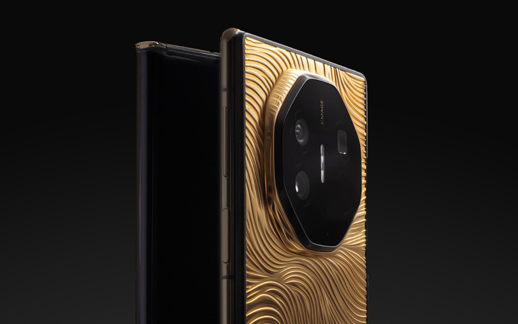 Mẫu Huawei Mate XT bằng vàng nguyên khối 18K của Caviar.