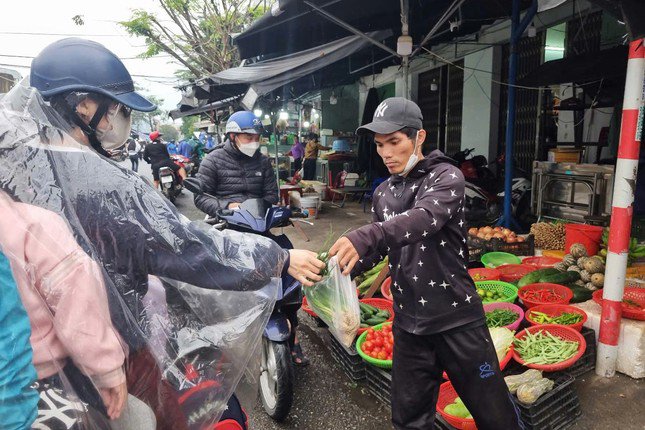 Giá rau cao gây khó khăn cho người bán lẫn người mua.