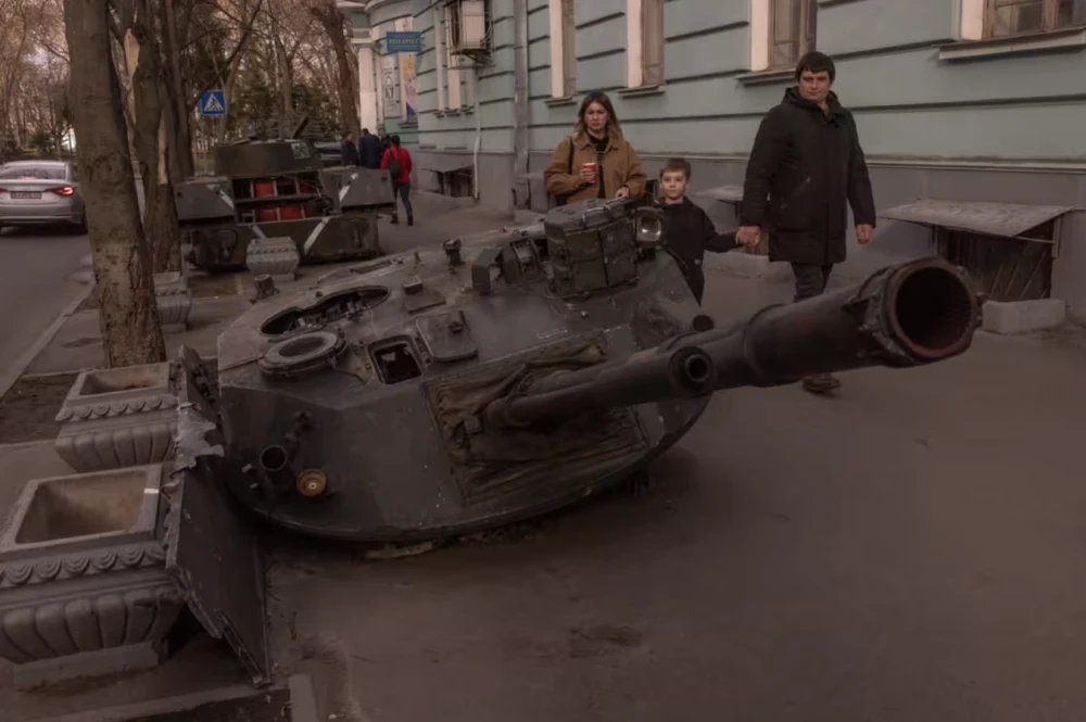 Một xe bọc thép quân sự của Nga bị phá hủy ở thủ đô Kiev. Ảnh: GETTY IMAGES