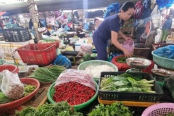 Thị trường - Tiêu dùng - Đà Nẵng: Rau xanh tăng giá vùn vụt, cả người dân và hàng quán đều 'khóc ròng'