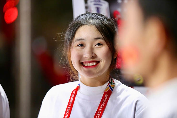 "Chảo lửa" Việt Trì ngập sắc đỏ, dàn fan nữ hết mình cổ vũ ĐT Việt Nam - 7