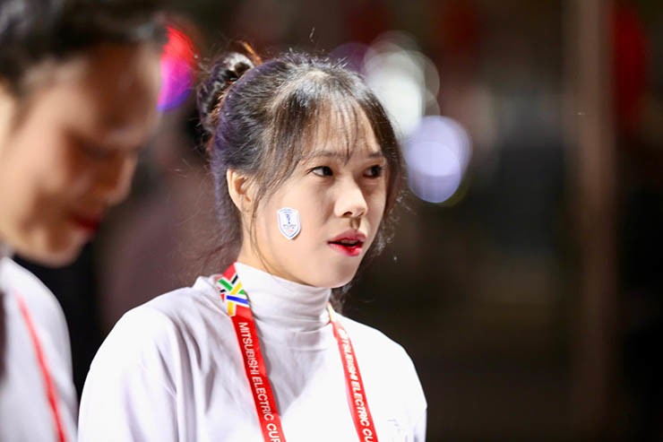 "Chảo lửa" Việt Trì ngập sắc đỏ, dàn fan nữ hết mình cổ vũ ĐT Việt Nam - 8