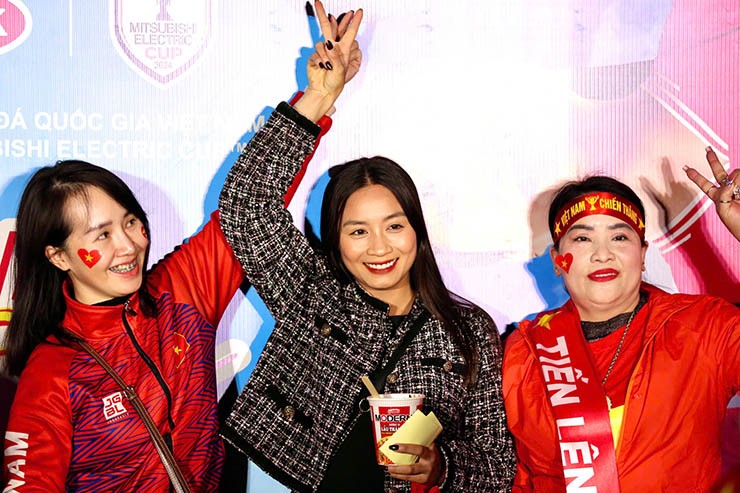 Nữ cầu thủ Hoàng Thị Loan đến sân
Việt Trì cổ vũ cho ĐT Việt Nam