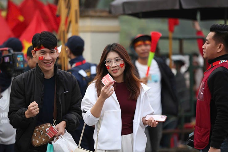 "Chảo lửa" Việt Trì ngập sắc đỏ, dàn fan nữ hết mình cổ vũ ĐT Việt Nam - 10