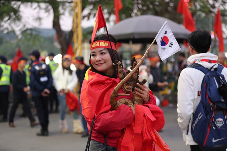 "Chảo lửa" Việt Trì ngập sắc đỏ, dàn fan nữ hết mình cổ vũ ĐT Việt Nam - 12