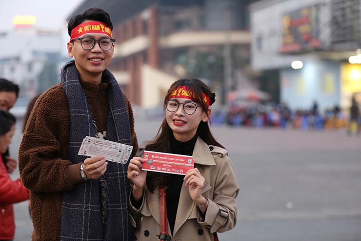 "Chảo lửa" Việt Trì ngập sắc đỏ, dàn fan nữ hết mình cổ vũ ĐT Việt Nam - 13