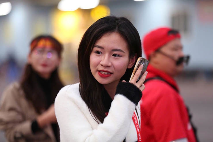 "Chảo lửa" Việt Trì ngập sắc đỏ, dàn fan nữ hết mình cổ vũ ĐT Việt Nam - 9