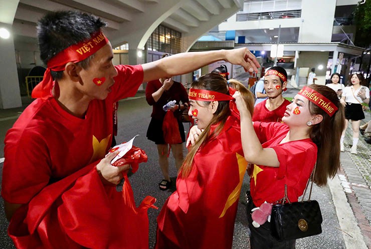 "Chảo lửa" Việt Trì ngập sắc đỏ, dàn fan nữ hết mình cổ vũ ĐT Việt Nam - 1