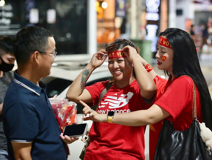 "Chảo lửa" Việt Trì ngập sắc đỏ, dàn fan nữ hết mình cổ vũ ĐT Việt Nam - 2