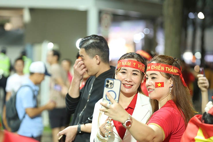 Người hâm mộ bóng đá Việt Nam đã sẵn
sàng tiếp lửa cho thầy trò HLV Kim Sang Sik