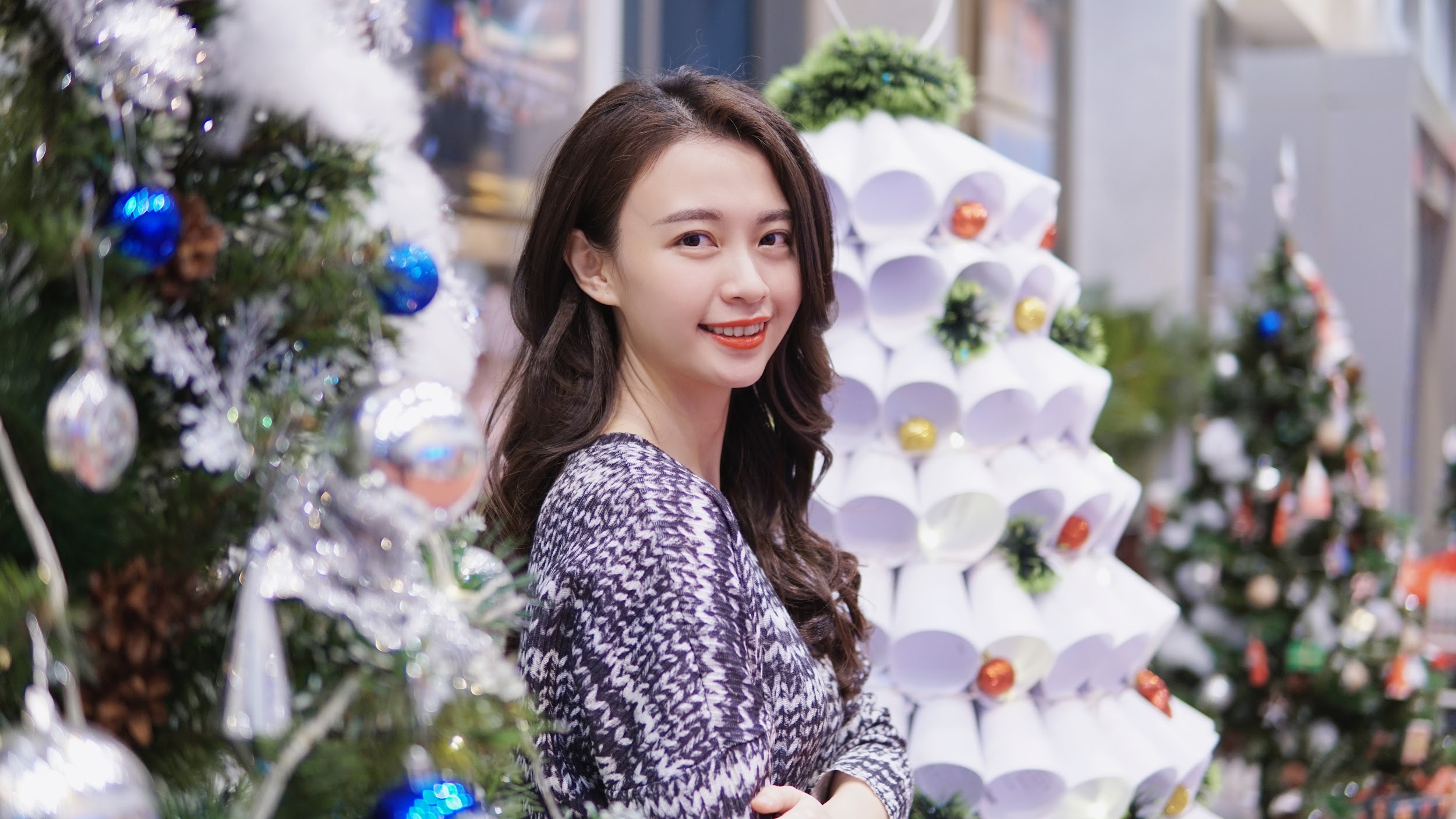 Biên tập viên VTV Hương Liên khiến ai cũng phải ngẩn ngơ với vẻ đẹp "không tuổi"