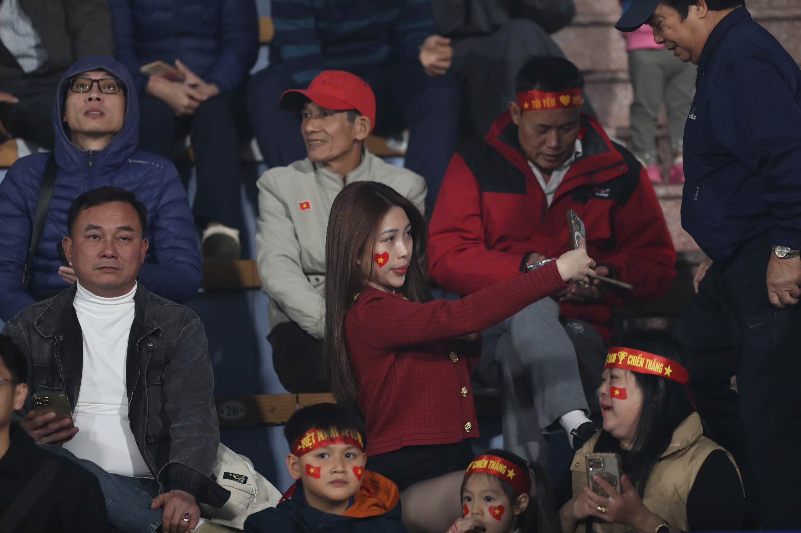 Một fan nữ chụp những bức ảnh quang
cảnh trên khán đài