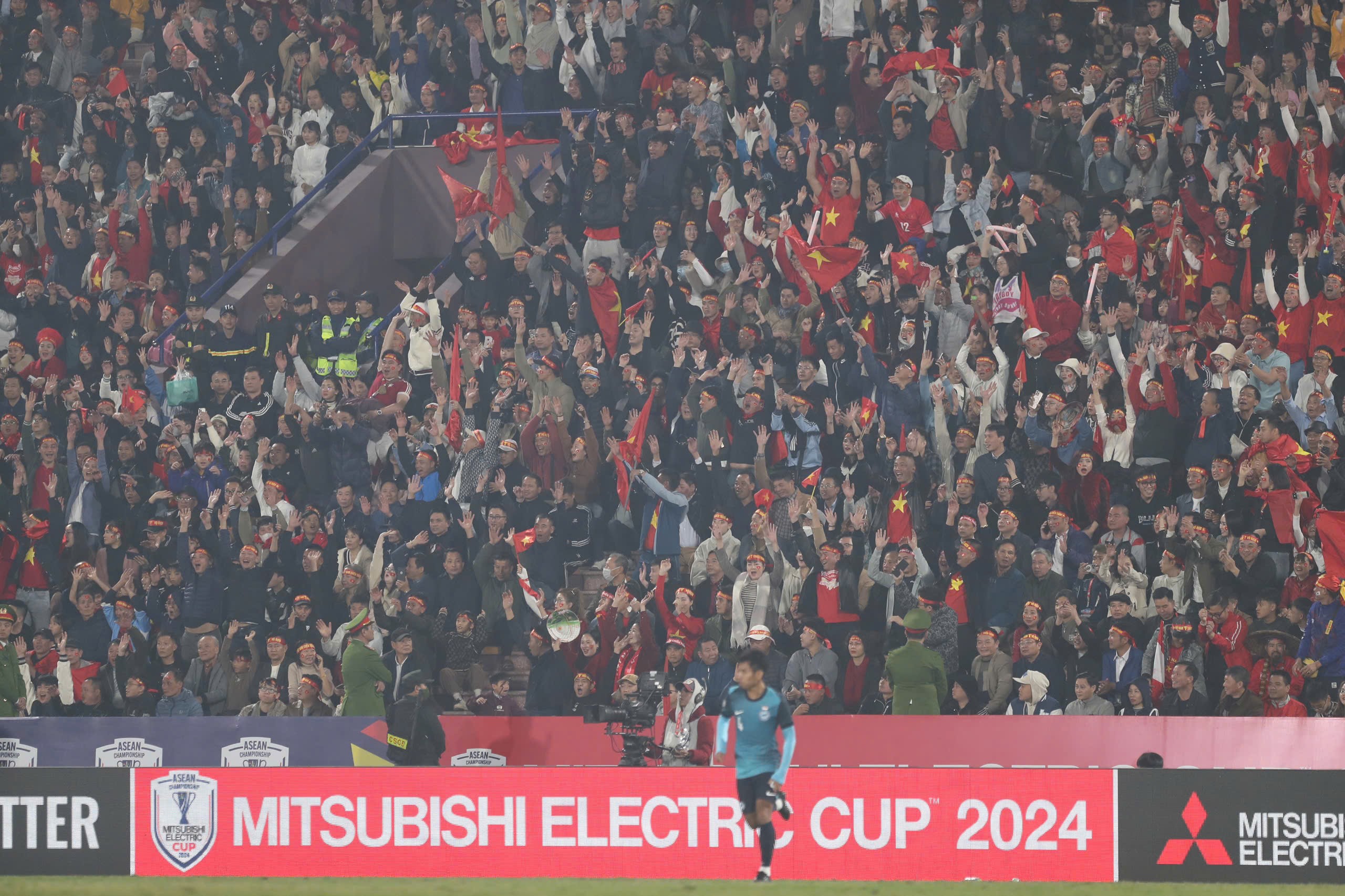 Không khí cực kỳ sôi động trên các
khán đài khi trận đấu bắt đầu
