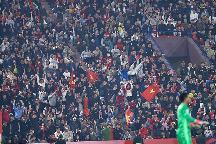 Các CĐV tạo thành làn sóng người sau
khi ĐT Việt Nam dẫn bàn trước