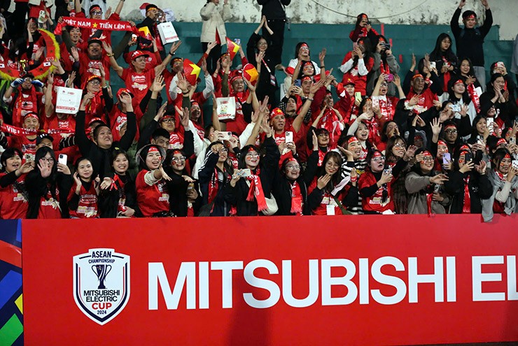 Sự rạng rỡ ăn mừng chiến thắng của
nhiều nữ CĐV