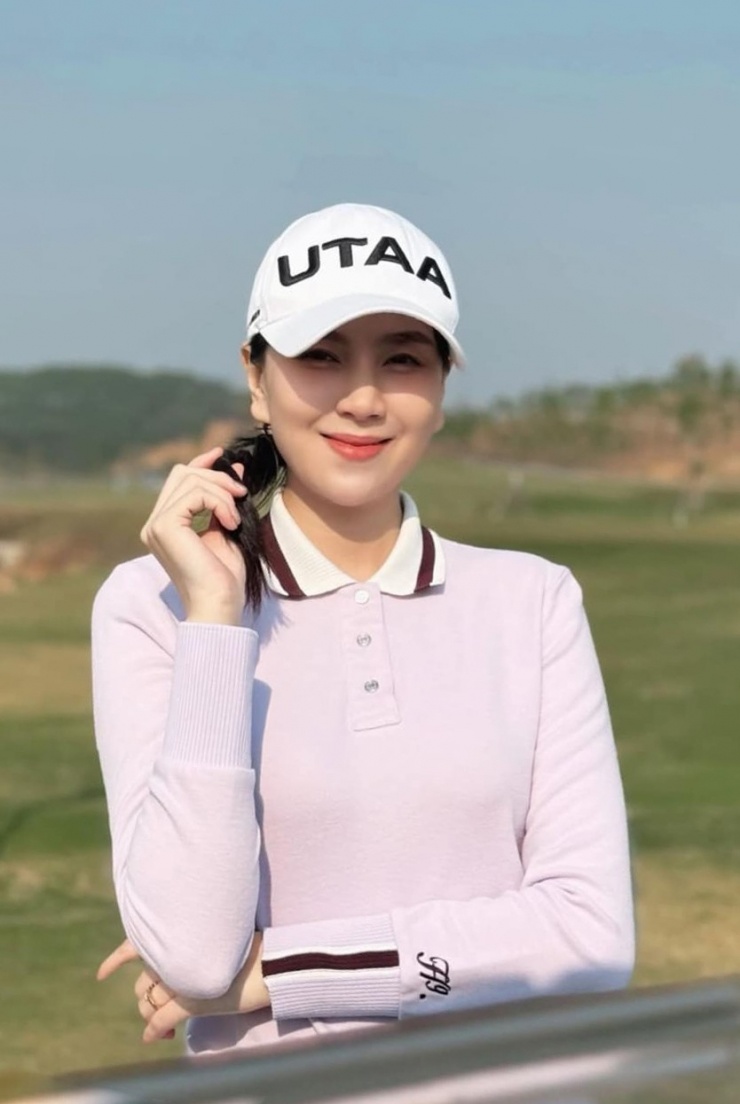 Những ngày nghỉ, Mai Ngọc dành thời gian cho thú chơi golf. Ra sân thời gian gần đây, cô thích mặc đồ rộng rãi, chụp hình giấu bụng.