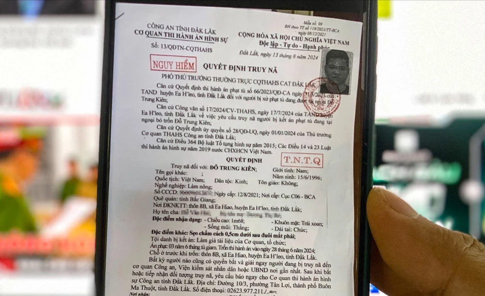 Quyết định truy nã đối với Đỗ Trung Kiên. Ảnh: XUÂN HOÁT