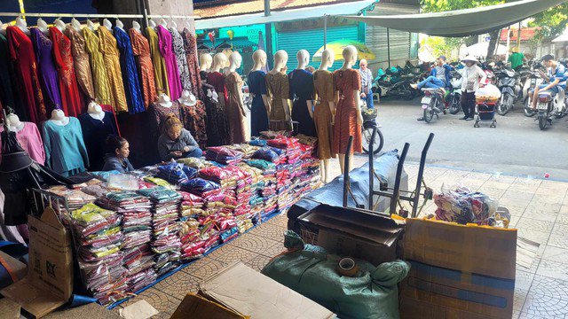 Hàng hóa ế ẩm, tiểu thương ngóng người mua