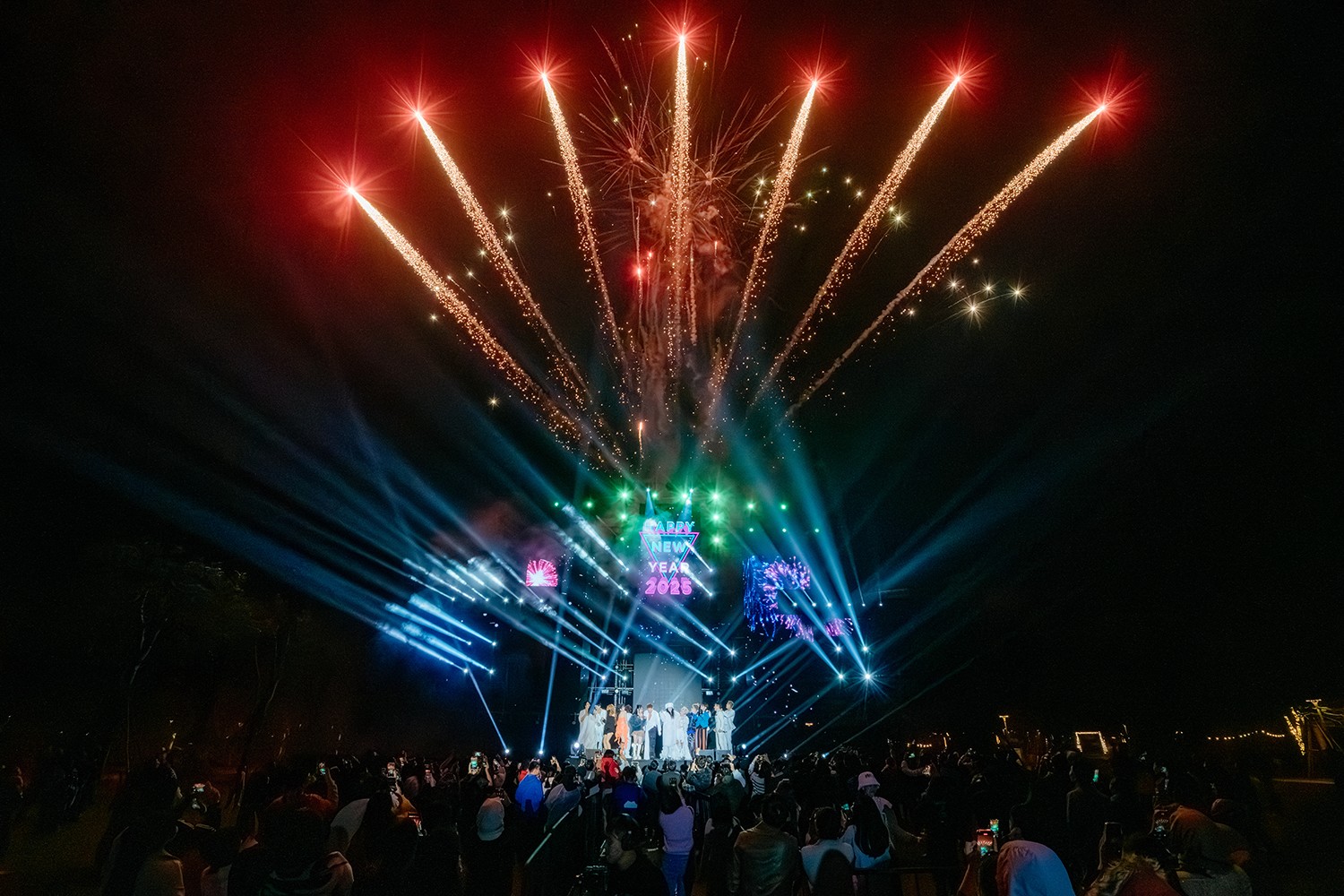 Màn pháo hoa giữa đại công viên xanh Eco Central Park