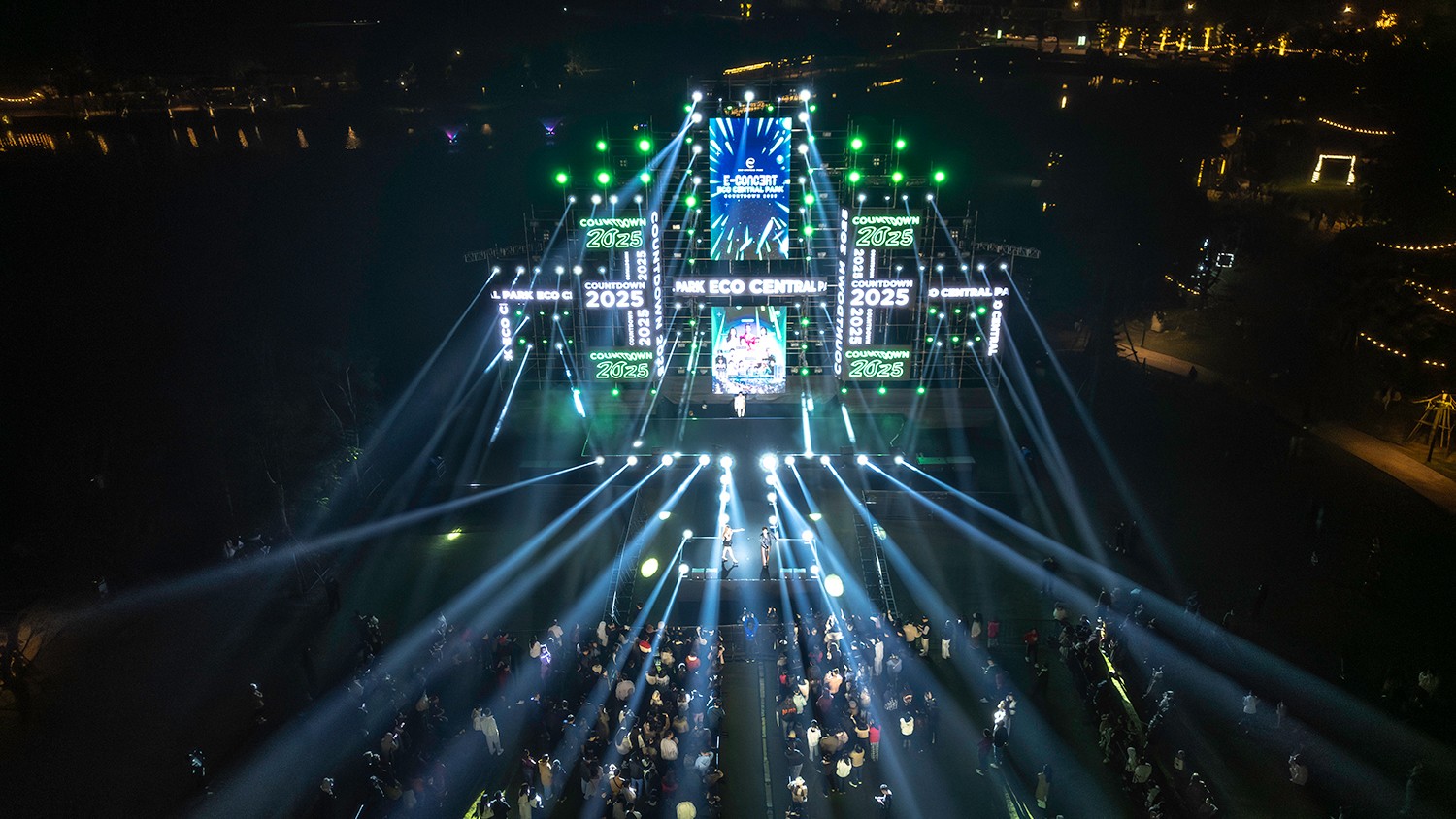 Sân khấu hoành tráng tại Công viên Hồ Thiên Nga.