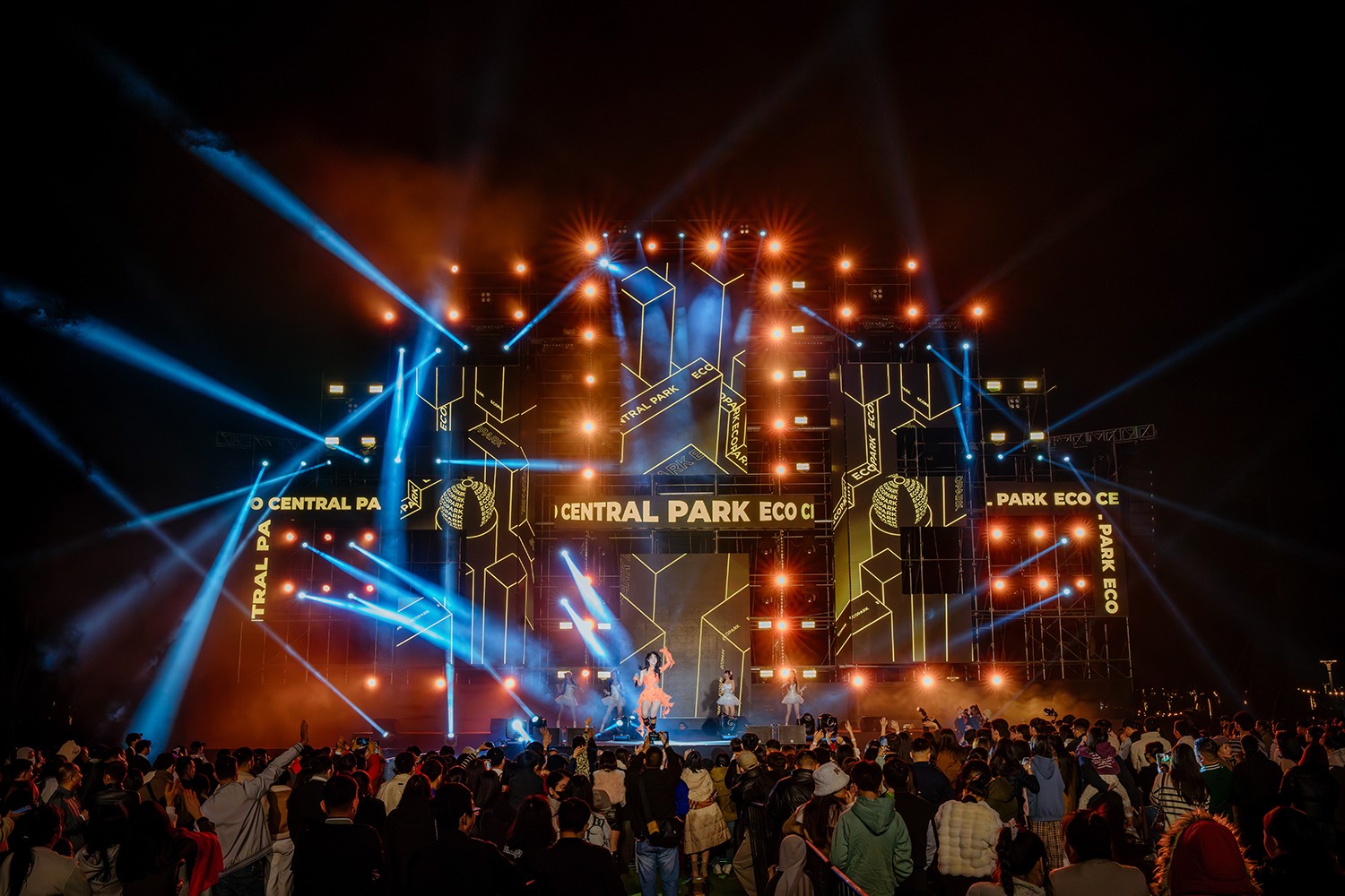 Bảo Yến Rosie xuất hiện xinh đẹp trên sân khấu.