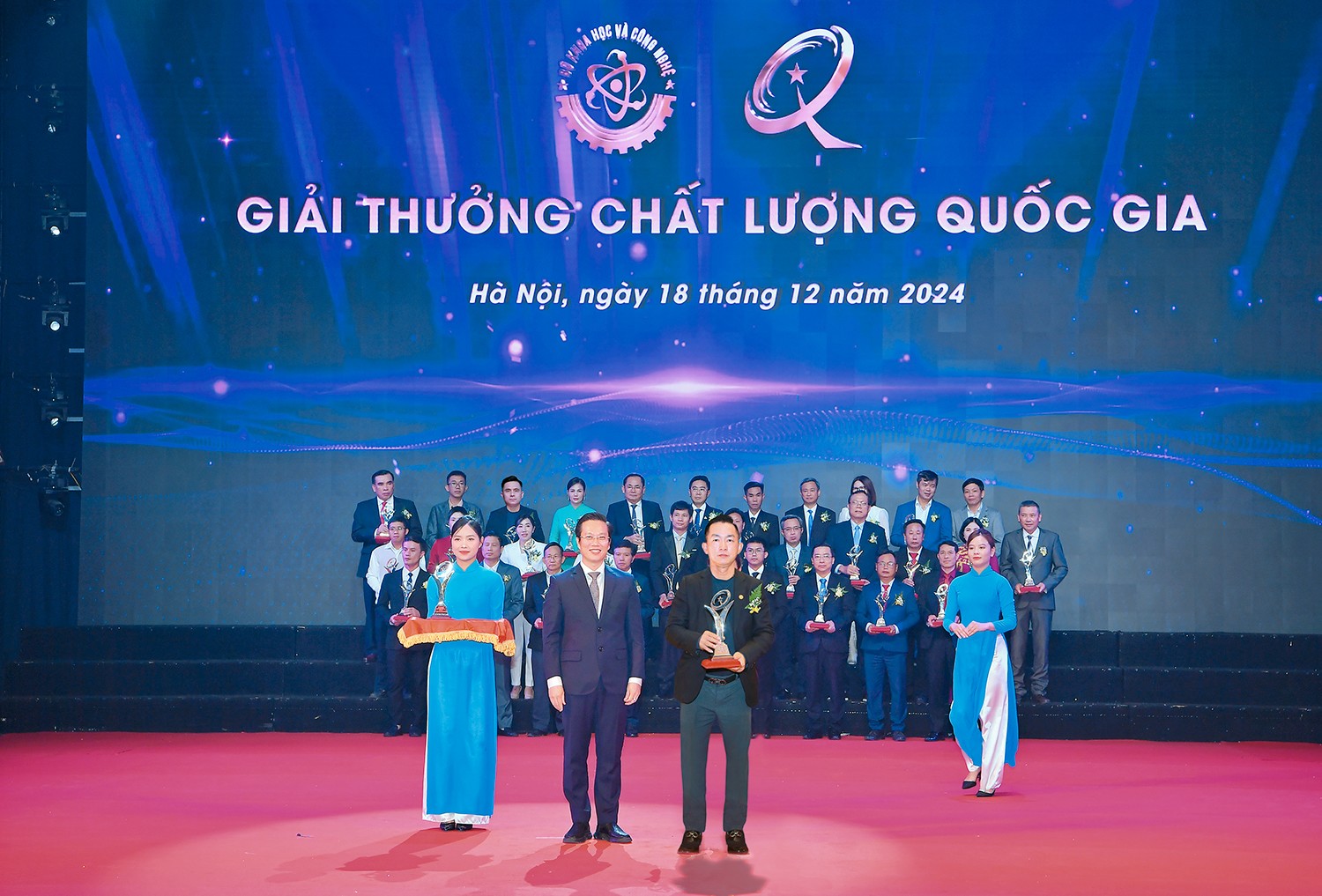Ông Lưu Trí lễ trao Giải thưởng Chất lượng Quốc gia và Giải thưởng Chất lượng Quốc tế châu Á - Thái Bình Dương (Bên phải)