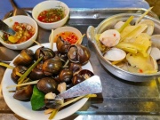 Ẩm thực - Quán ốc cổ bán ít món nhưng vẫn hút khách