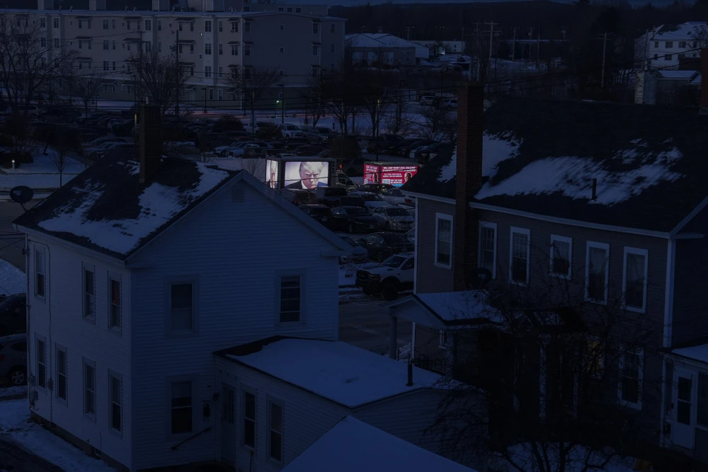 Một tấm biển quảng cáo hiển thị ảnh
cựu Tổng thống Mỹ Donald Trump trước cuộc bầu cử sơ bộ ở bang New
Hampshire ngày 21-1. Ông Trump đã giành chiến thắng ở bang này mặc
dù phải đối mặt với 91 cáo buộc hình sự trong 4 vụ án. Ảnh: THE NEW
YORK TIMES