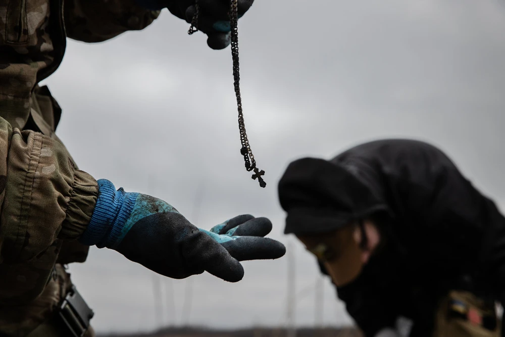 Một cây thánh giá được tìm thấy trên
thi thể của một người binh sĩ Nga ở miền Đông Ukraine ngày 20-1.
Ảnh: THE NEW YORK TIMES