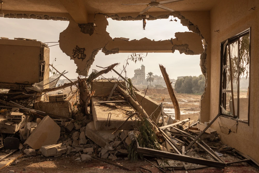 Một ngôi nhà của người Palestine bị
phá hủy ở miền trung Dải Gaza ngày 8-1 sau các đợt không kích của
Israel. Ảnh: THE NEW YORK TIMES