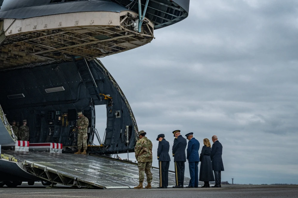 Ngày 2-2, Tổng thống Mỹ Joe Biden
vinh danh ba binh sĩ Mỹ thiệt mạng trong cuộc tấn công vào một căn
cứ ở Jordan. Ảnh: THE NEW YORK TIMES