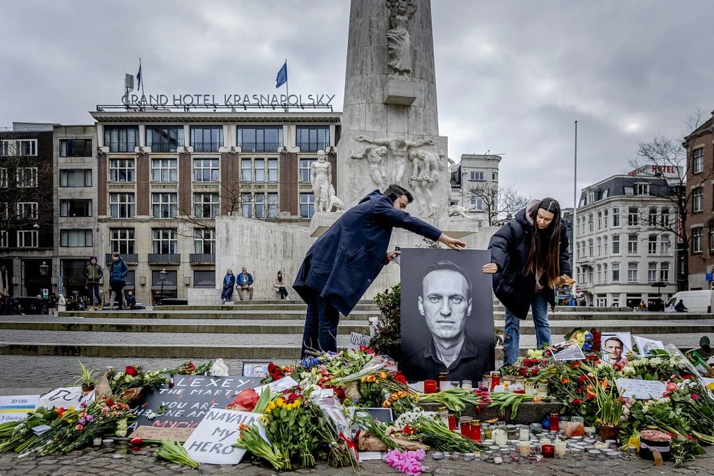 Một buổi tưởng niệm nhân vật đối lập
Nga Aleksei Navalny tại quảng trường Dam Square (Hà Lan) ngày 17-2
sau khi ông này chết trong nhà tù Nga. Ảnh: AFP