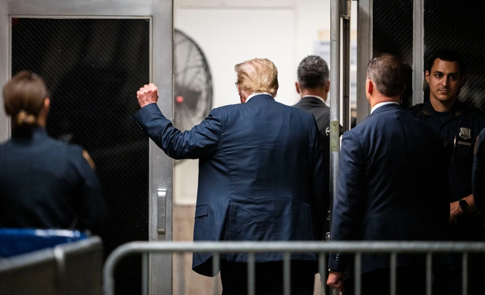 Ông Donald Trump rời tòa trong phiên
tòa xét xử hình sự ngày 29-5. Ngày hôm sau, ông bị kết luận phạm 34
trọng tội làm giả hồ sơ kinh doanh để che đậy vụ bê bối tình dục,
khiến ông trở thành cựu tổng thống Mỹ bị kết tội. Ảnh: THE NEW YORK
TIMES