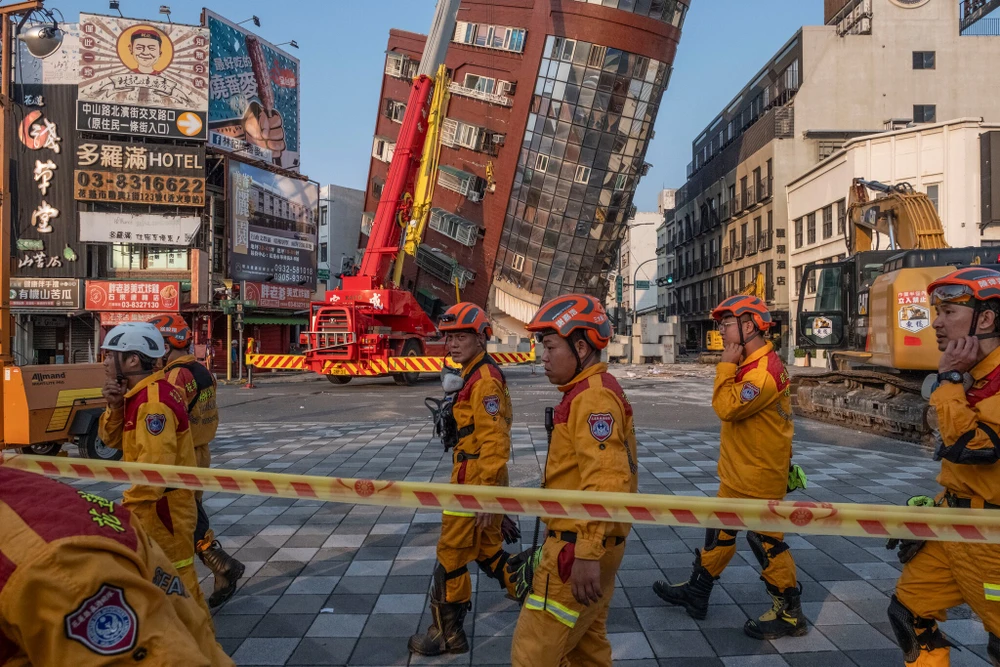 Một trận động đất mạnh 7,4 độ richter
tấn công Đài Loan vào ngày 3-4. Đây là trận động đất mạnh nhất ở
Đài Loan trong 25 năm qua. Ảnh: THE NEW YORK TIMES